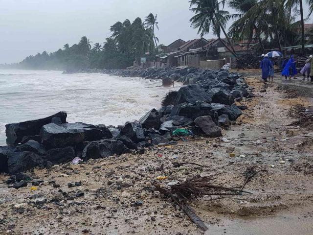 Phú Yên: Mưa mù trời, sóng nhảy dựng trước khi bão số 6 vào bờ