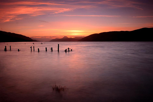 Hồ Loch Ness, Scotland: Loch Ness là một trong những điểm thu hút nổi tiếng nhất của Scotland, nhờ vào con thú khổng lồ giả tưởng ẩn nấp dưới đáy hồ. Cho đến nay con quái vật này vẫn chưa được chứng thực nó có tồn tại thật sự hay không.