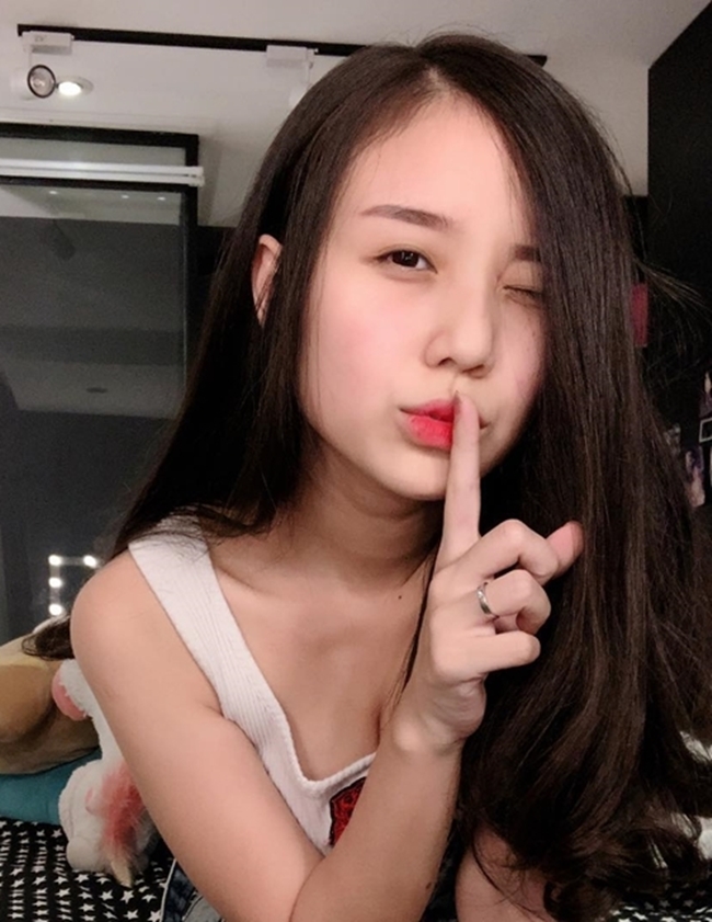 Sau khi Hoài Lâm tái xuất, cuộc sống của hai vợ chồng được khán giả chú ý hơn. Bà xã nam ca sĩ 9X được nhận xét ngày càng đẹp, sắc sảo và quyến rũ hơn khi làm mẹ hai nhóc tỳ xinh xắn.