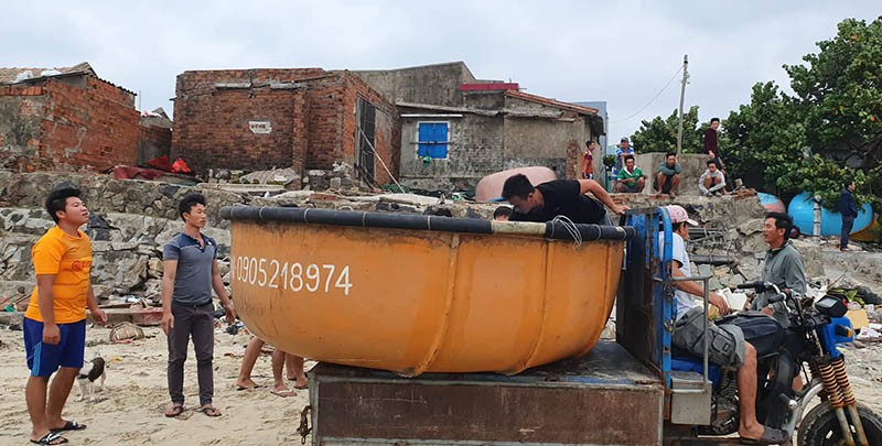 Người dân thôn Hòa An, xã Xuân Hòa, thị xã Sông Cầu (Phú Yên) đưa thuyền thúng đi tránh bão. Ảnh: TẤN LỘC