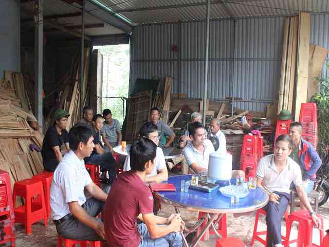 Hàng xóm đến chia sẻ với gia đình các nạn nhân trước đó.