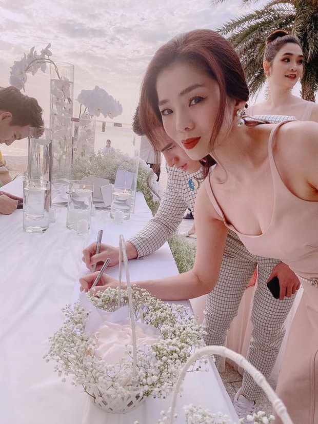 Lệ Quyên gợi cảm trong thiết kế váy hai dây khoét sâu cổ màu pastel.  