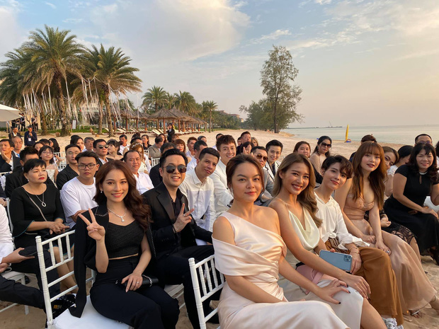 Phạm Quỳnh Anh thanh lịch trong thiết kế váy lụa lệch vai, chụp ảnh cùng Khả Ngân, Vũ Cát Tường, Minh Hằng và các nghệ sĩ khác.