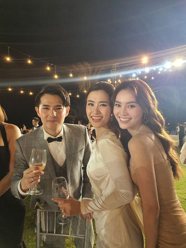 Ninh Dương Lan Ngọc tham dự lễ cưới với chiếc váy hai dây ôm sát màu nude cùng thiết kế cup ngực, nhẹ nhàng nhưng không kém phần quyến rũ. 