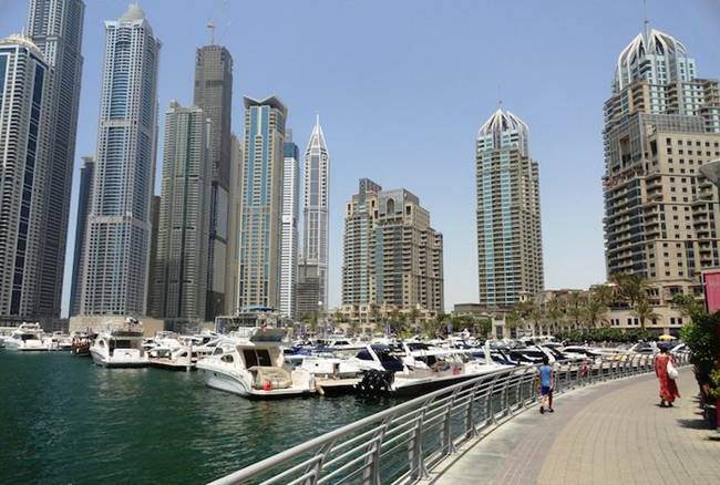 Trong một bài viết đăng tải hồi năm 2018, tờ Khaleejtime cho hay, Dubai Marina là nơi sống của những người giàu nhất ở Dubai, bên cạnh đó là các khu vực như Al Karama, Al Safa, Deira..