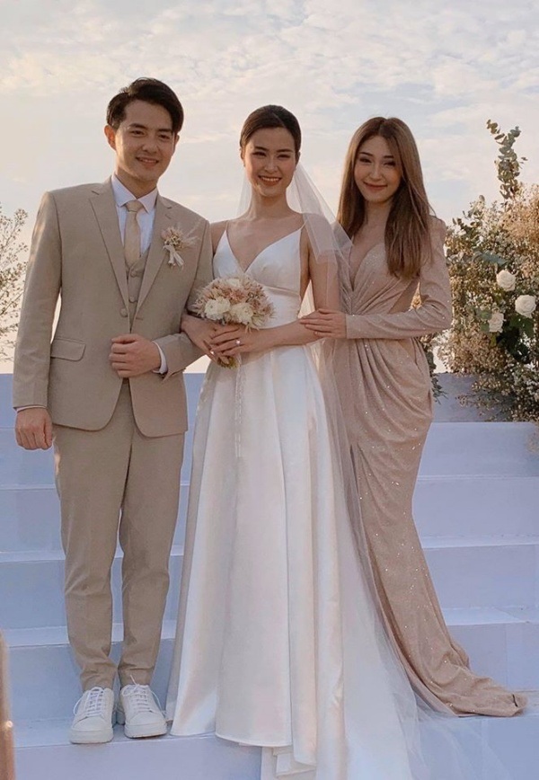 Khổng Tú Quỳnh chụp ảnh cùng cô dâu chú rể trước giờ diễn ra hôn lễ.