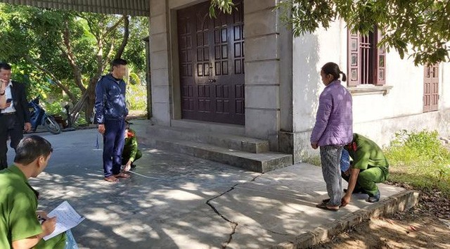 Cơ quan CSĐT thực nghiệm hiện trường vụ án. Ảnh: Văn Tú