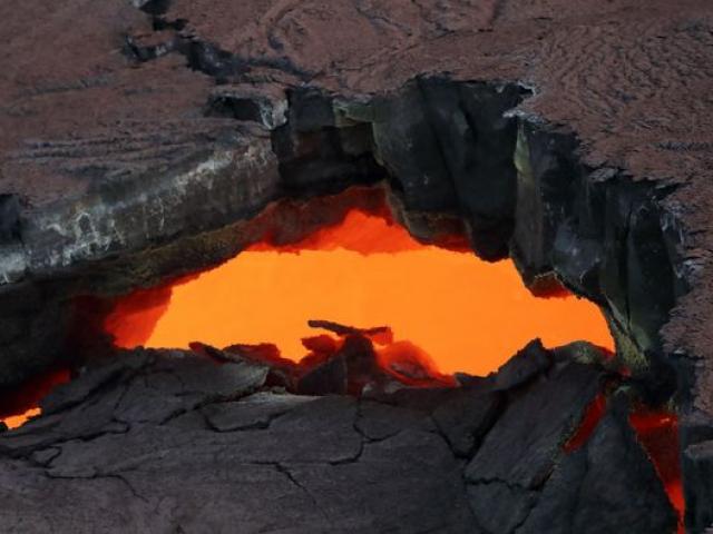 Phi thường - kỳ quặc - Đang cắt tỉa trong vườn, bước chân rơi xuống hố dung nham