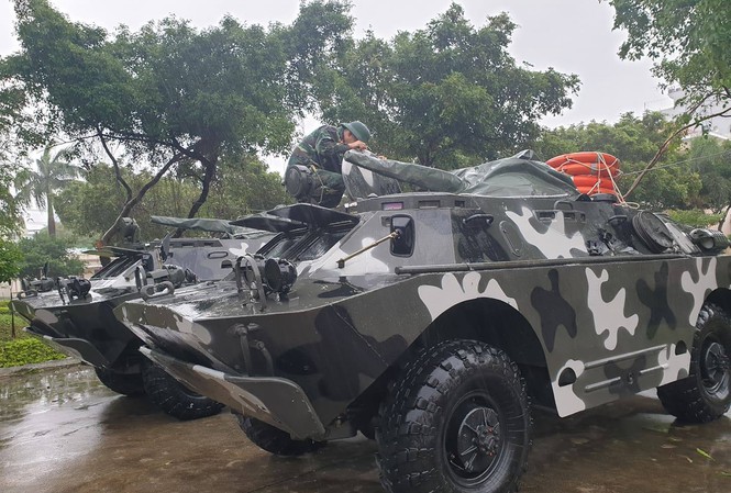 Xe bọc thép BRDM-2 được huy động sẵn sàng giúp dân trong bão số 6. Ảnh: Tr.Định
