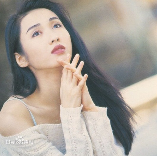 Lê Tư là một trong số ít những người đẹp tài sắc vẹn toàn gắn bó với TVB ở giai đoạn hoàng kim của màn ảnh Hong Kong (Trung Quốc).