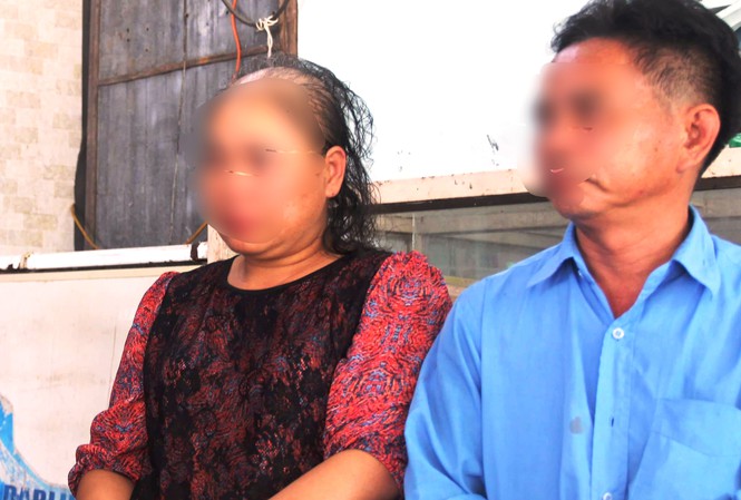 Bố mẹ anh Lại Đình T. buồn bã kể với PV việc con trai bị lừa đi "xuất cảnh" khiến gia đình khốn đốn vì nợ nần