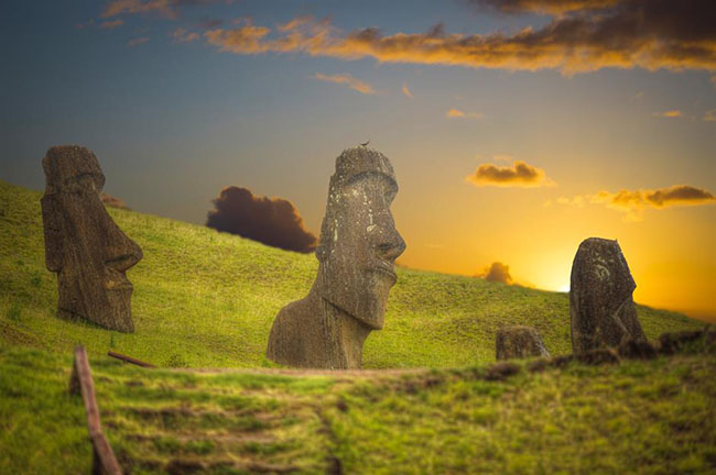 Đảo Phục Sinh, Chile: Những người Rapa Nui đã chế tác những bức tượng khổng lồ bằng đá này từ khoảng 900 năm trước. Nhưng không ai thực sự biết họ làm thế nào để di chuyển những bức tượng cao 12m, nặng khoảng 14 tấn vào các vị trí này.
