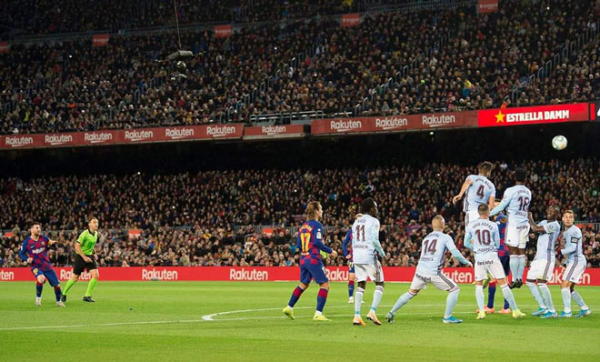 Messi có tới 2 siêu phẩm đá phạt trong trận đấu này