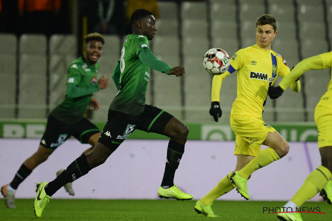 Sint Truidense (áo vàng) thua đội bét bảng bởi pha lập công ở phút 89