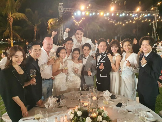 Đám cưới của Đông Nhi qui tụ dàn khách mời đình đám với hơn 200 sao Việt được đài thọ toàn bộ vé máy bay, ở khu nghỉ dưỡng cao cấp tại Phú Quốc.