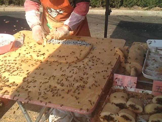 Video: Món bánh kỳ lạ được làm giữa hàng trăm con ong bu quanh