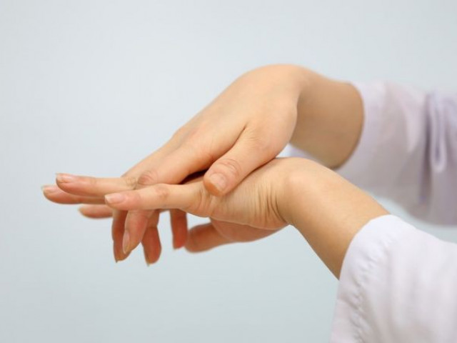 Sức khỏe đời sống - Tay có những dấu hiệu này, đến viện khám kẻo ân hận mấy cũng muộn