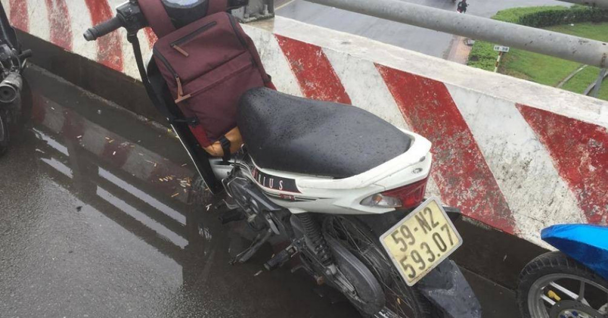 Pháp luật - Nam sinh nguy kịch, nghi rơi từ cầu vượt xuống đất