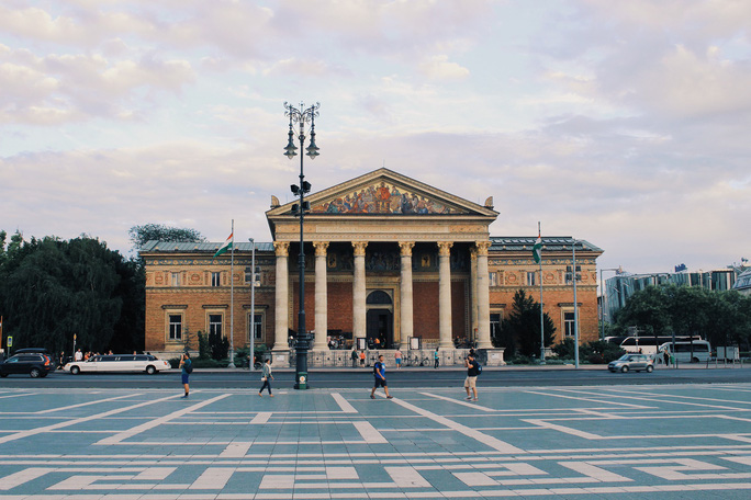 Hall of Art - Hội trường nghệ thuật Budapest gần Quảng trường anh hùng
