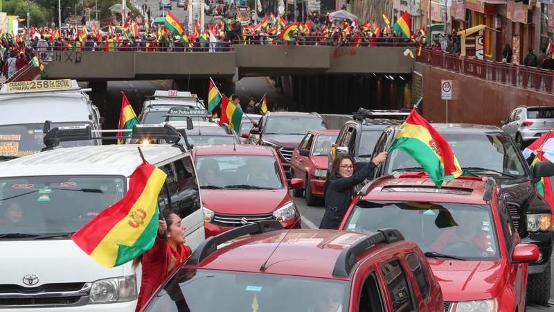 Người dân Bolivia đổ ra đường ăn mừng sau khi tổng thống từ chức.