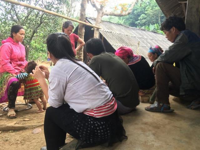 Gia đình và hàng xóm bà Xoa bàng hoàng khi xảy ra sự việc.