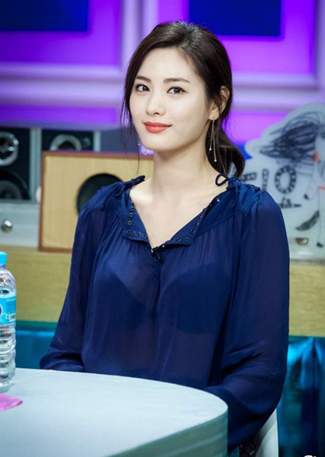 Mỹ nhân xứ Hàn từng nhiều lần được bình chọn là gương mặt đẹp nhất Nana cũng từng muối mặt vì mặc áo mỏng lộ nội y. 