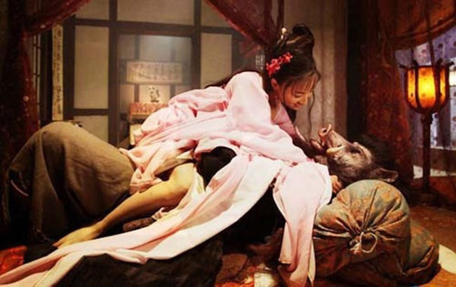 Trong phim Tân Tây Du Ký của đạo diễn Trương Kỷ Trung, cảnh nhân vật Trư Bát Giới (Tàng Kim Sinh) động phòng với người vợ Cao Thúy Lan gây nên nhiều tranh cãi.