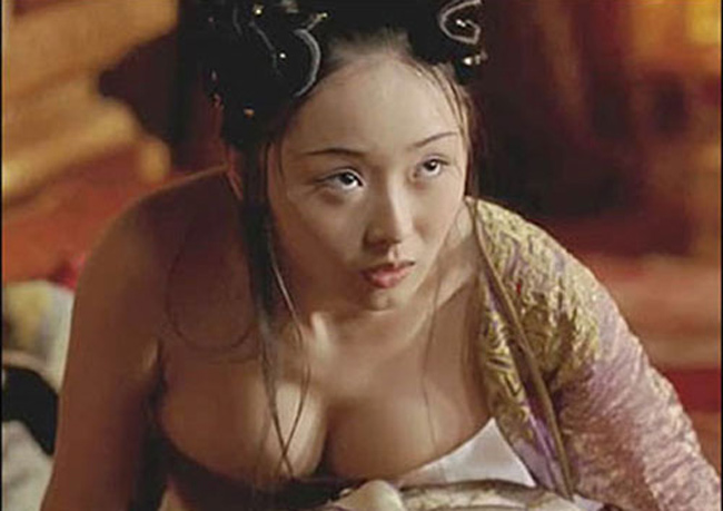 Năm 2006, bộ phim Hoàng Kim Giáp hội tụ dàn sao hạng khủng khi ra mắt đã gây "chấn động". Toàn bộ mỹ nhân trong phim đều mặc váy cổ trang chèn ép vòng một.