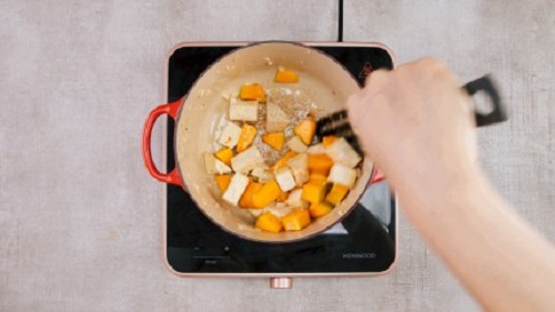 Hóa ra chỉ cần cho các nguyên liệu này, món gà om ngon hơn hẳn - 2