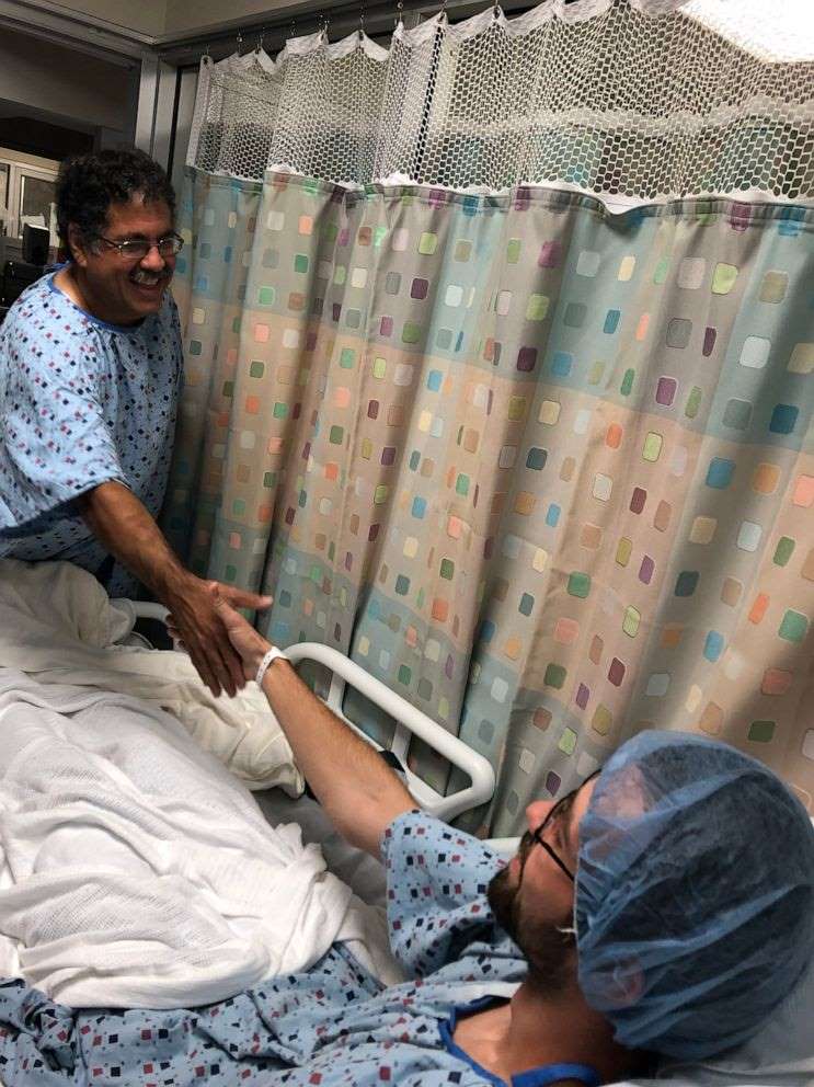 Cuộc hội ngộ lần đầu giữa Andrew Mayzak và ông Paul Turcotte trong bệnh viện (Ảnh: Ashley Turcotte)