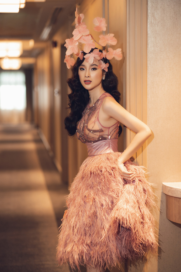 Không hiểu do cố tình hay ngẫu nhiên mà Angela Phương Trinh chỉ tạo dáng nghiêng trước ống kính, liệu chăng với cách pose dáng này thì hạn chế tầm nhìn của người hâm mộ để không thấy 2 miếng độn vòng 1.&nbsp;