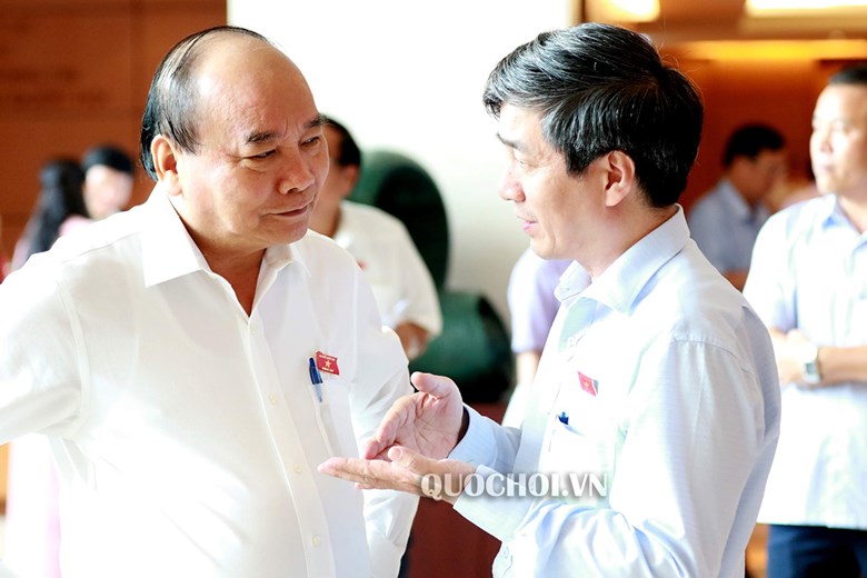 Thủ tướng trao đổi với ĐBQH trong giờ giải lao (ảnh quochoi.vn).