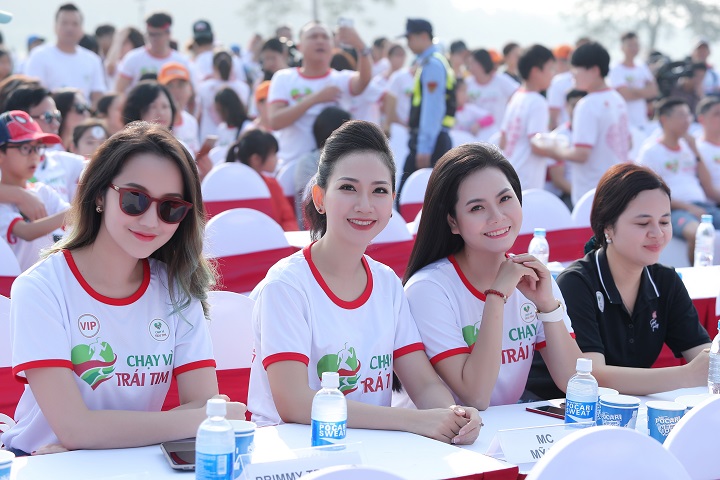 Lương Nguyệt Anh và MC Mỹ Vân cùng các nghệ sĩ tham gia chương trình "Chạy vi trái tim".