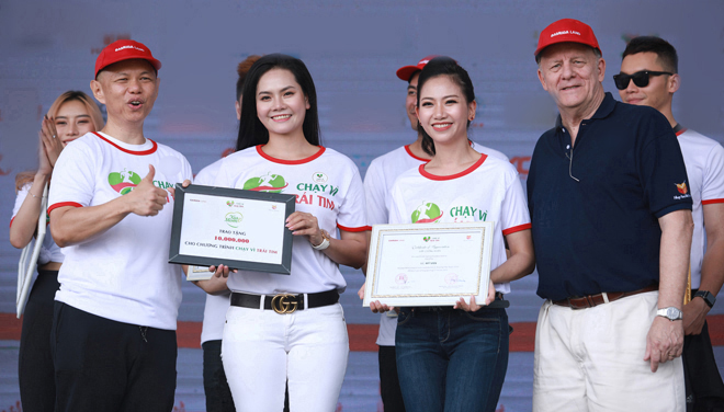 Lương Nguyệt Anh và MC Mỹ Vân ủng hộ Quỹ 10 triệu đồng