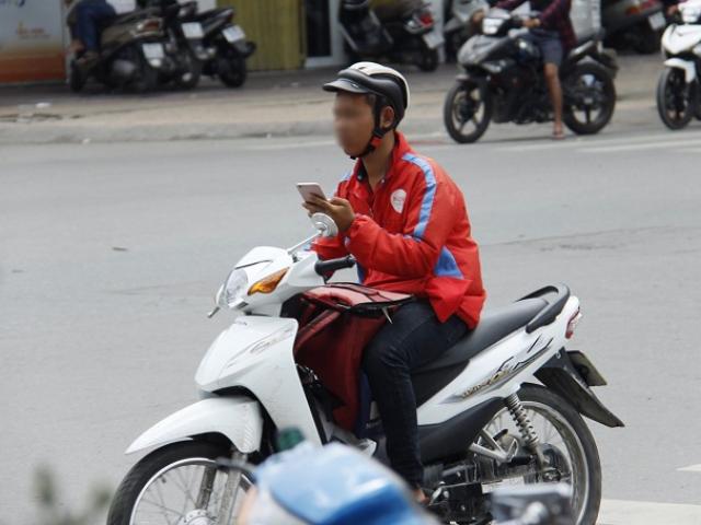 Tin tức trong ngày - Vừa phóng xe vừa lướt điện thoại, tài xế “xe ôm công nghệ” sẽ bị thổi còi