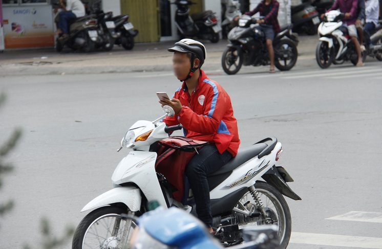 Hình ảnh tài xế “xe ôm công nghệ” vi phạm giao thông (ảnh: Công an TP.HCM)
