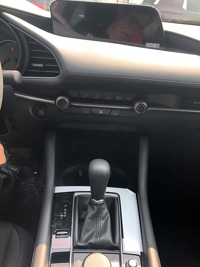 Soi chi tiết Mazda3 thế hệ mới sedan phiên bản tiêu chuẩn với ghế nỉ - 12