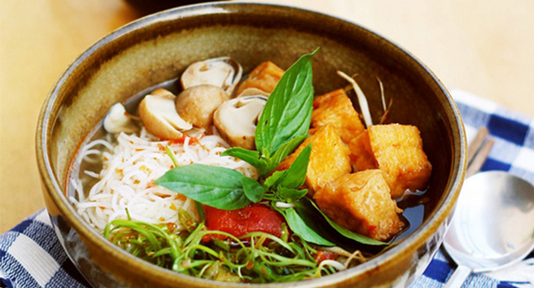 Chế biến bún cần khá nhiều nguyên liệu và công đoạn