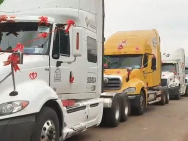 Bạn trẻ - Cuộc sống - Chú rể huy động dàn xe đầu kéo "khủng" để đón dâu gây bão mạng