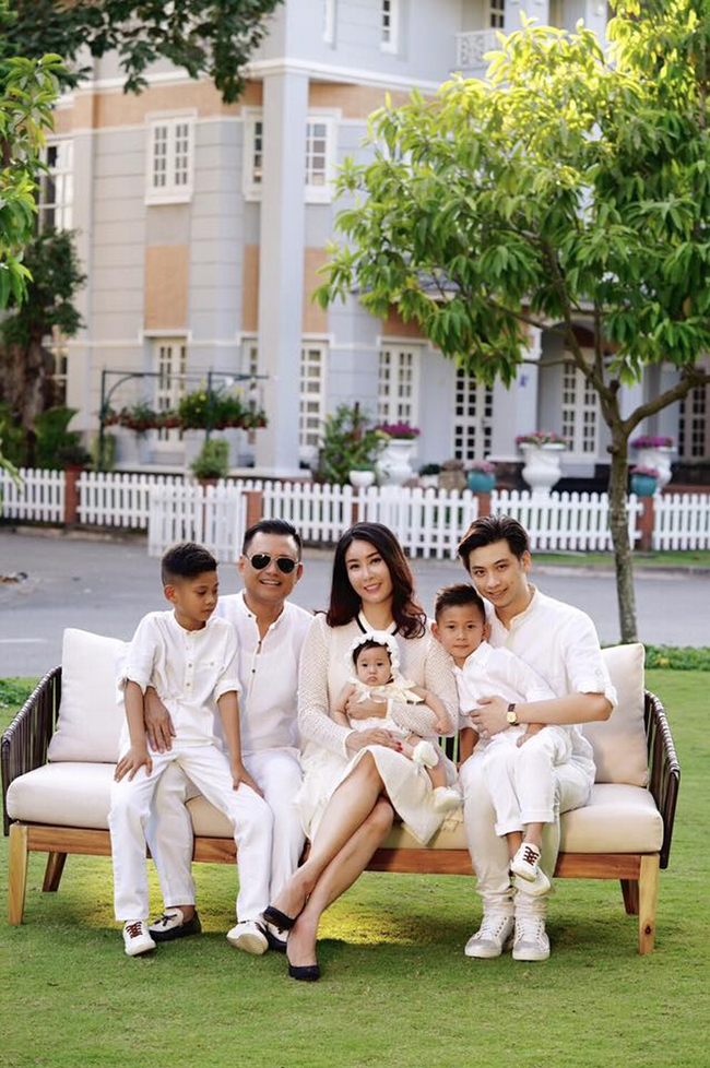Cô có 3 nhóc tỳ là Vương Khôi, Vương Khang và Huỳnh Viann đều thừa hưởng nét đẹp, sự thông minh từ bố mẹ.