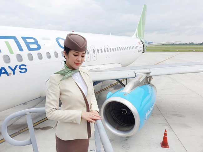 Hình ảnh nữ tiếp viên hàng không trong bộ đồng phục luôn mang nét đẹp rất riêng biệt, chỉn chu và thu hút.