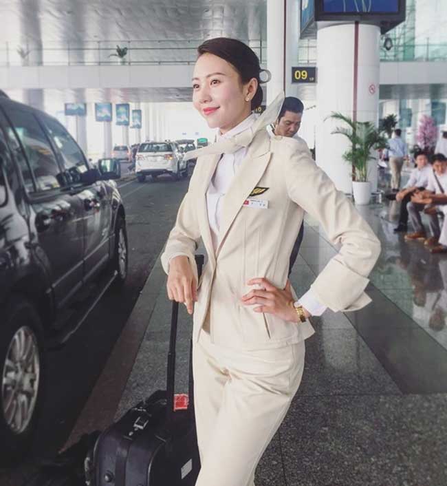 Hình ảnh Vũ Ngọc châm trong trang phục tiếp viên hàng không rất sang trọng.