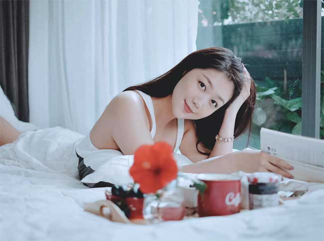 Sở hữu vùng cổ cao và khung vai đẹp, cô thường diện các trang phục tôn thế mạnh này của mình.