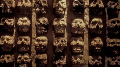 Một khối đầu sọ 35m nơi người Mexica trưng bày xương sọ từ các nạn nhân hiến tế của họ bên ngoài đền Templo Mayo ở Thành phố Mexico City.