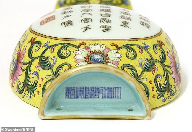 Điều làm nên sự đắt giá là do chiếc bình này của Hoàng đế Càn Long, Trung Quốc.