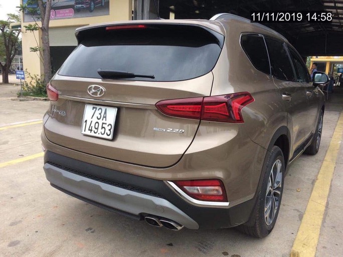 Chiếc xe hiệu Hyundai Santafe gắn BKS 73A-149.53 gây xôn xao dư luận