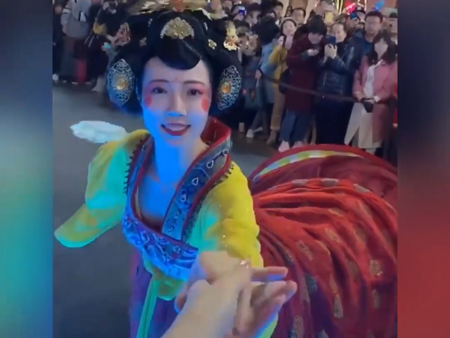 Video Clip Cười - "Xấu hổ muốn độn thổ" vì gặp sự cố trong lúc thể hiện