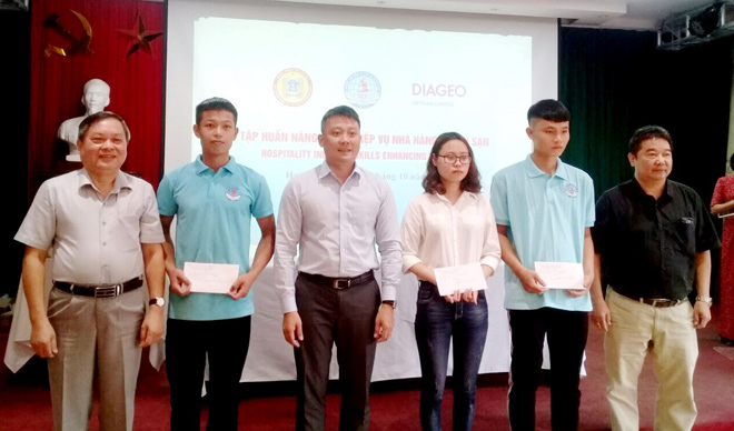 Đại diện Ban giám hiệu nhà trường, ESDC và Công ty TNHH Diageo Việt nam tặng học bổng cho các học sinh xuất sắc nhất