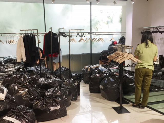 Thị trường - Tiêu dùng - Tạm giữ hàng nghìn sản phẩm quần áo SEVEN.am
