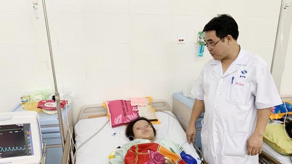 Sản phụ 18 tuổi ở Quảng Ngãi bị băng huyết nặng khi tự sinh con tại nhà.